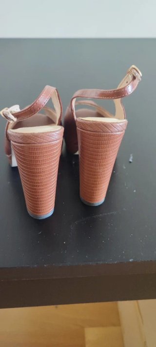 Zapatos de tacón Menbur piel marrón