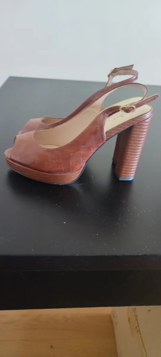 Zapatos de tacón Menbur piel marrón