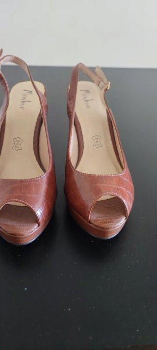 Zapatos de tacón Menbur piel marrón