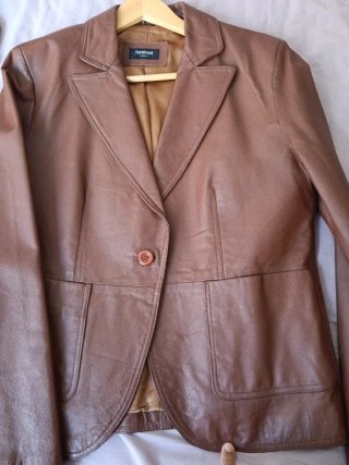 Chaqueta de piel marrón