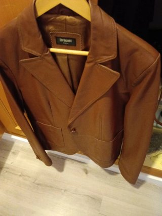 Chaqueta de piel marrón