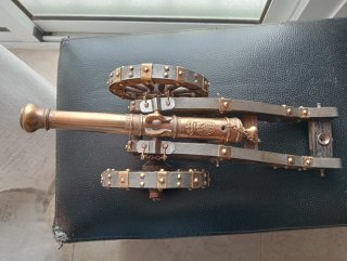 Cañón decorativo antiguo