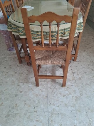 Mesa de comedor ovalada con 4 sillas