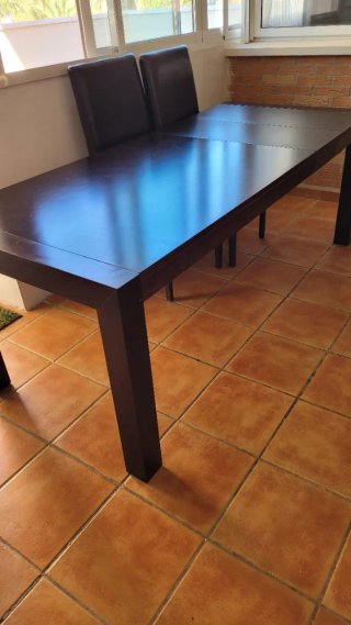 Mesa comedor extensible y 6 sillas oscuras