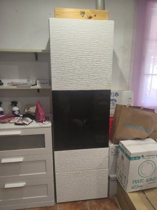 Mueble blanco con puerta de cristal negro