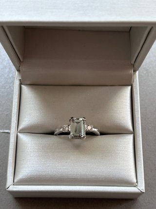 Anillo Agua Marina 10x8 + 2 Brillantes 0.11ct