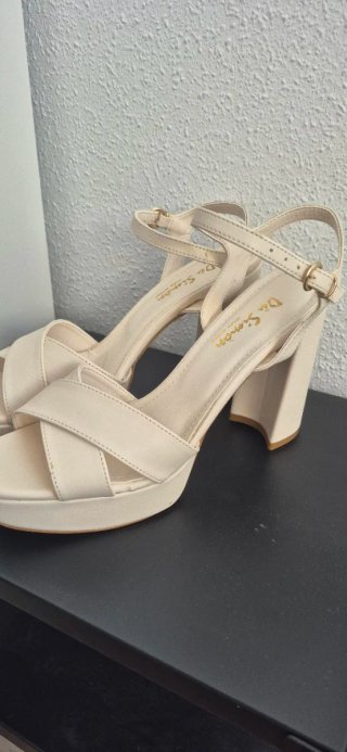 Zapatos de tacón beige