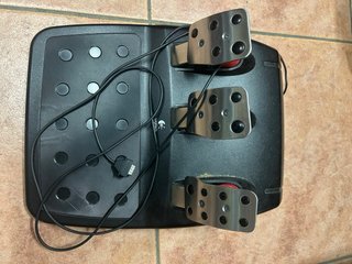 Volante Logitech G25 con pedales y palanca