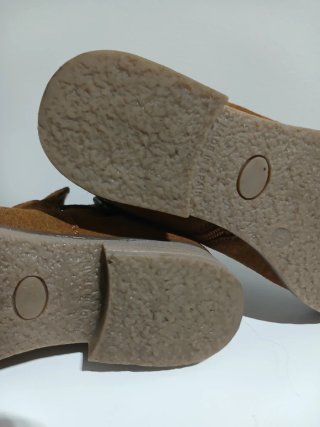 Botín camel con cordones y cremallera