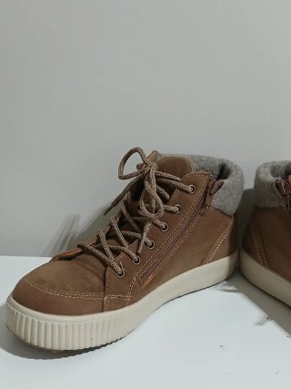 Botín camel con cordones y cremallera