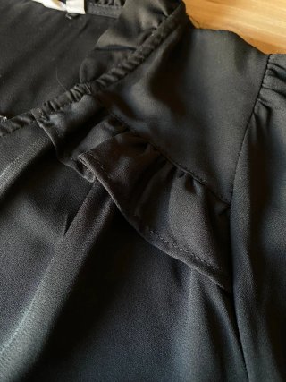 Blusa Naf Naf negra con volantes