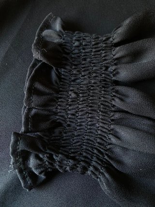 Blusa Naf Naf negra con volantes