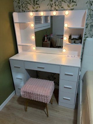 Tocador blanco con espejo y luces