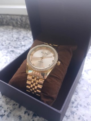 Elegante reloj Reisky dorado