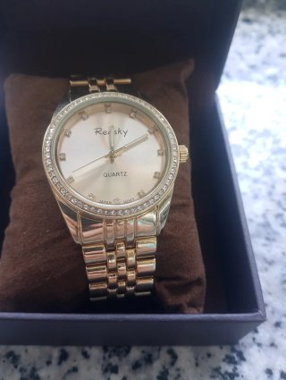 Elegante reloj Reisky dorado