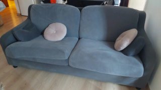 Sofá IKEA Gris con cojines rosas
