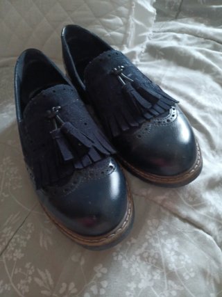 Zapatos mocasines azules con flecos..piel