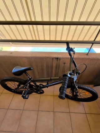 Bicicleta BMX infantil