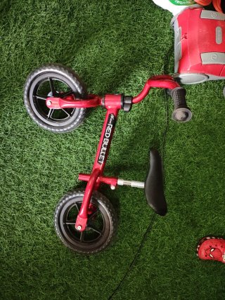 Bicicleta de equilibrio roja