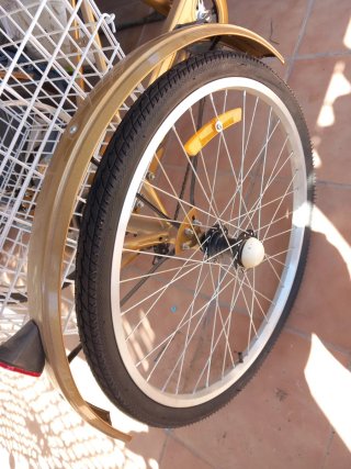 Triciclo Dorado con Cesta