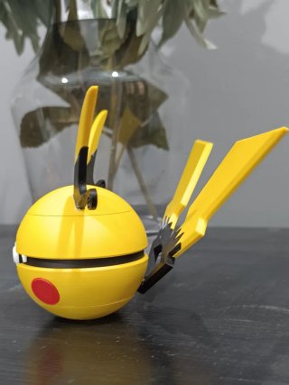 Pokéball Raichu Mega Evolución Figura