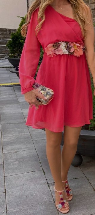 Vestido de fiesta rosa con cinturón floral