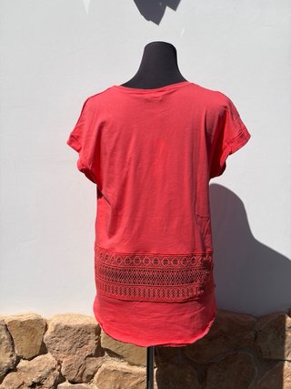 Camiseta Desigual roja con encaje