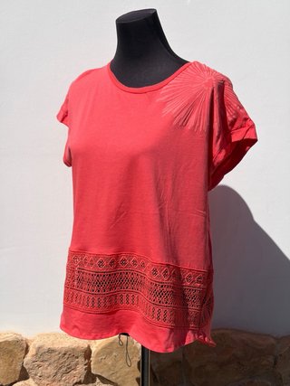 Camiseta Desigual roja con encaje