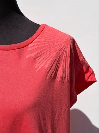 Camiseta Desigual roja con encaje