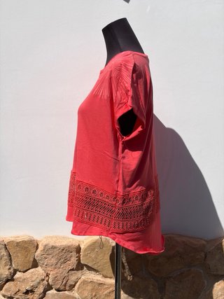 Camiseta Desigual roja con encaje