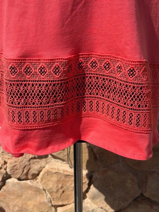 Camiseta Desigual roja con encaje