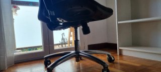 Silla de oficina ergonómica negra