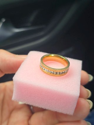 Anillo bañado en oro con circonitas
