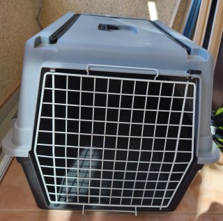 Transportín para perro gris y negro