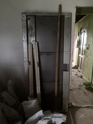 Puerta antiokupa metálica