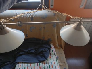 Lámpara de techo dorada y blanca