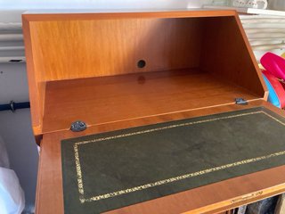Scrivania in legno massello con piano in pelle