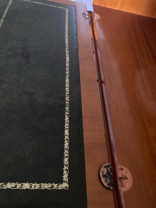 Scrivania in legno massello con piano in pelle