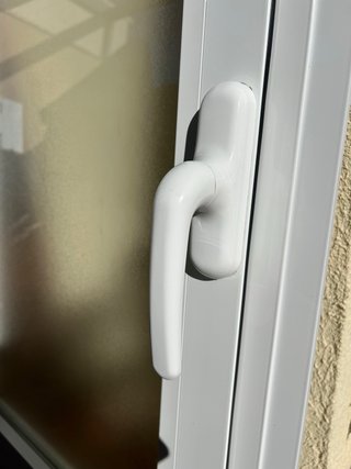 Ventana aluminio blanca con manilla 99x59