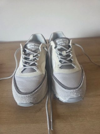 Zapatillas Scalpers Grises y Blancas