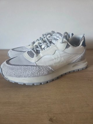Zapatillas Scalpers Grises y Blancas