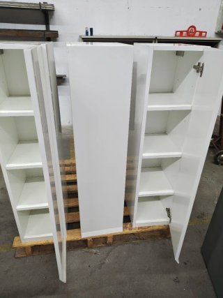 Estanterías cerradas blancas