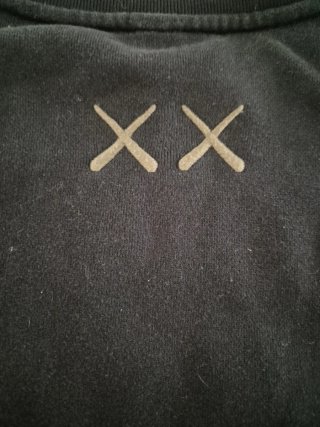 Sudadera Kaws x Uniqlo Negra