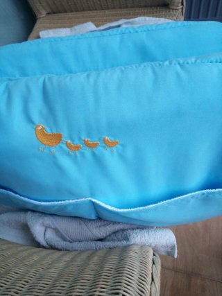 Bolsa bebé azul con patitos bordados