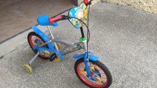 Bicicleta infantil azul y roja. Dibujo Súper Thing