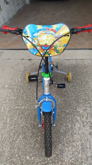 Bicicleta infantil azul y roja. Dibujo Súper Thing