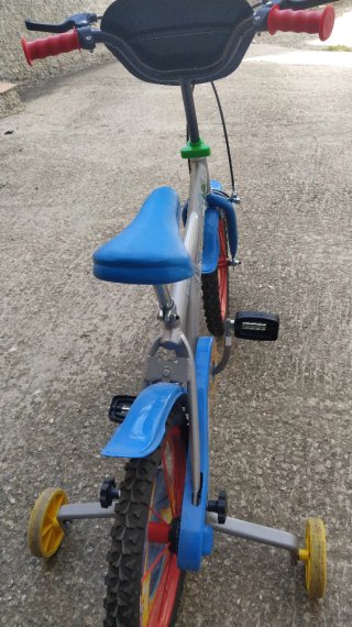 Bicicleta infantil azul y roja. Dibujo Súper Thing