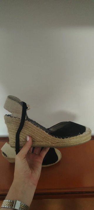 Alpargatas cuña negras y beige