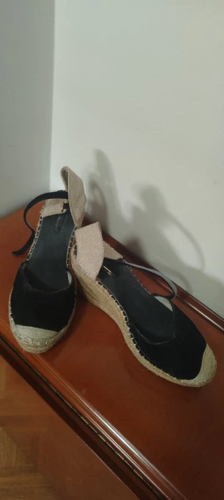 Alpargatas cuña negras y beige