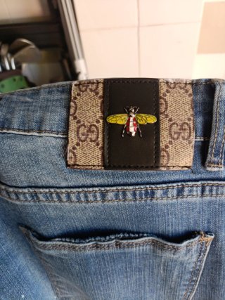 Pantalón vaquero Gucci juvenil desgastado